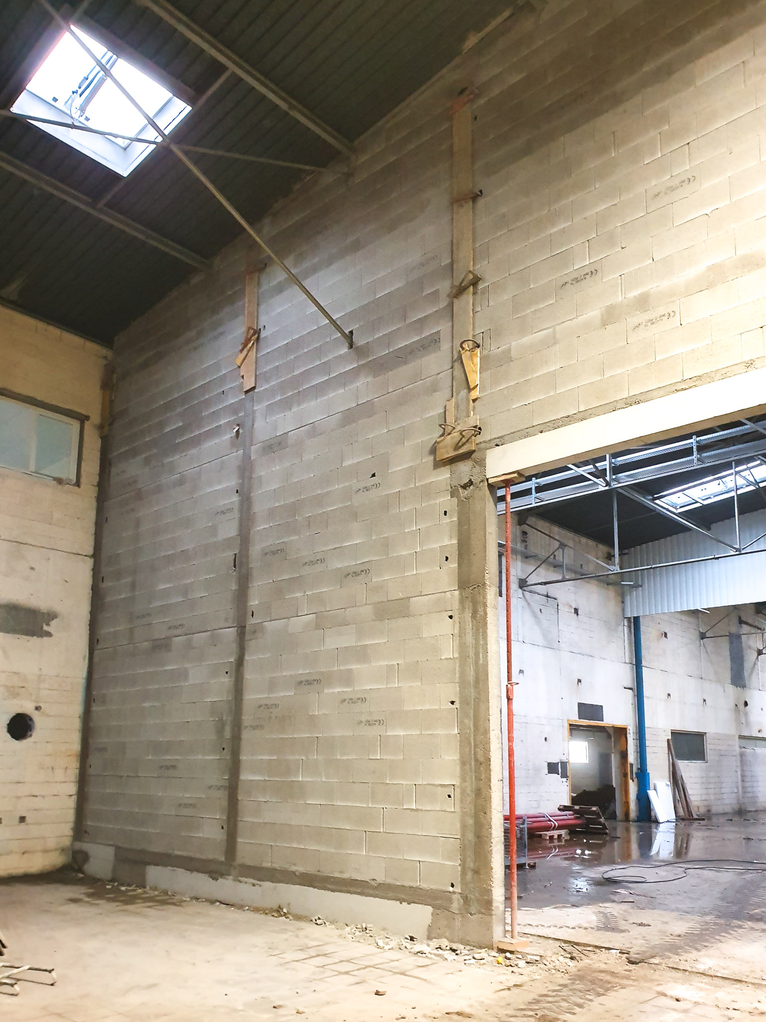 Mur de hangar de 9m de haut dans le Centre